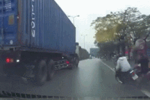 Phóng nhanh, lao vào gầm xe container, hai thanh niên thoát chết thần kỳ