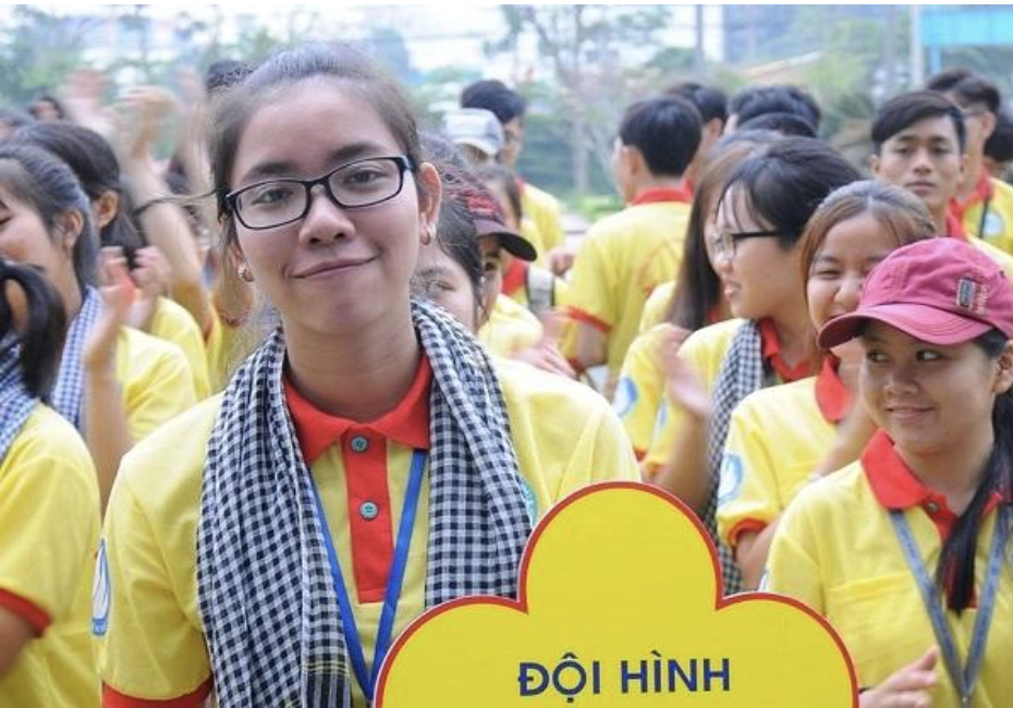Cô giáo 9X tài năng phát biểu tại Lễ kỷ niệm 50 năm thống nhất đất nước - 2 Cô giáo 9X tài năng phát biểu tại Lễ kỷ niệm 50 năm thống nhất đất nước - 2