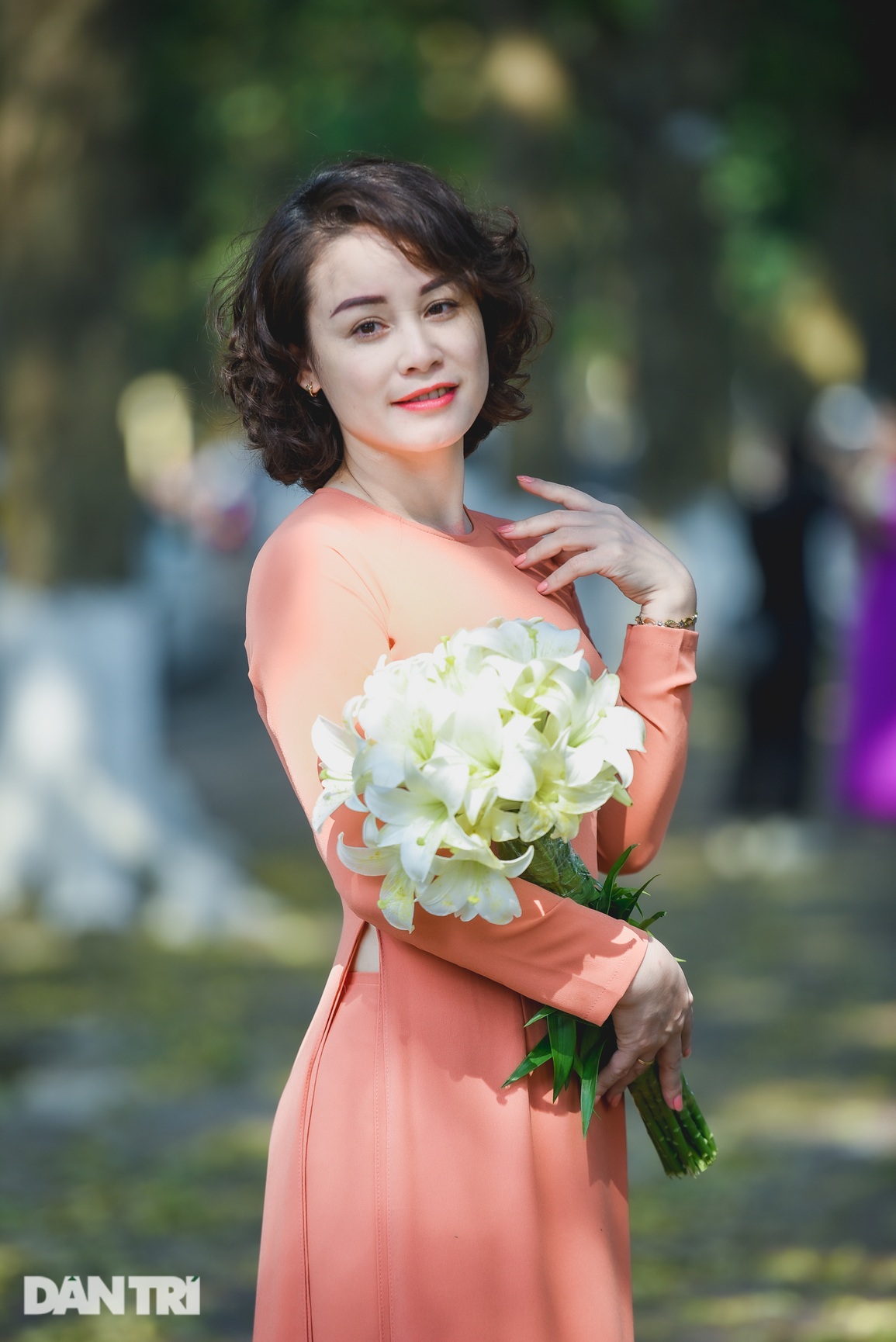 Chị em Hà thành chịu chơi, chi tiền triệu săn ảnh hoa loa kèn - 3 Chị em Hà thành chịu chơi, chi tiền triệu săn ảnh hoa loa kèn - 3