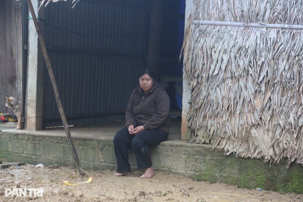 Hai đứa trẻ sống trong cơ cực, sợ hãi vì bố mẹ đều bị tâm thần - 2 Hai đứa trẻ sống trong cơ cực, sợ hãi vì bố mẹ đều bị tâm thần - 2