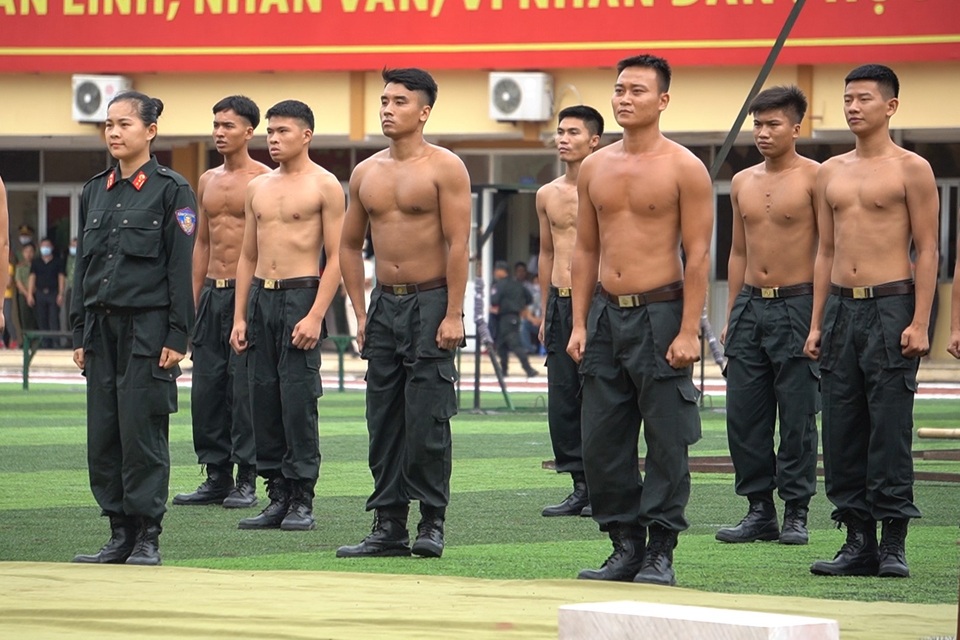 Mãn nhãn với màn biểu diễn khí công điêu luyện của cảnh sát đặc nhiệm - 1 Mãn nhãn với màn biểu diễn khí công điêu luyện của cảnh sát đặc nhiệm - 1