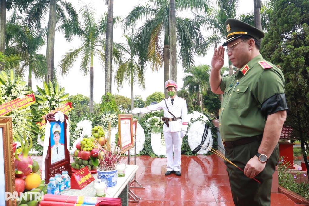 Em yên tâm an nghỉ, gia đình rất tự hào về em! - 9 Em yên tâm an nghỉ, gia đình rất tự hào về em! - 9
