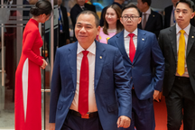 Tỷ phú Phạm Nhật Vượng và 2 con trai lập công ty sản xuất tàu vũ trụ