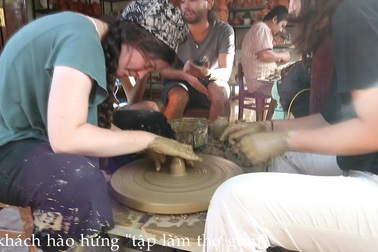 Du khách tấp nập tham quan làng gốm Thanh Hà