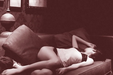 Cuộc vật vã sinh tồn của cô gái trẻ ở quán massage đèn mờ