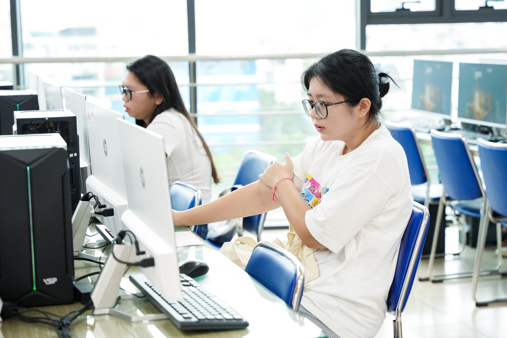 Nhiều thí sinh chuyển hướng xét học bạ sau khi biết điểm thi tốt nghiệp THPT - 3 Nhiều thí sinh chuyển hướng xét học bạ sau khi biết điểm thi tốt nghiệp THPT - 3