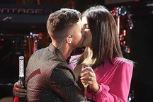 Priyanka Chopra hôn chồng trẻ trong đêm giao thừa