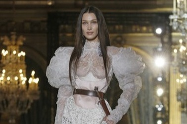 Bella Hadid mặc váy ren hở bạo trên sàn catwalk