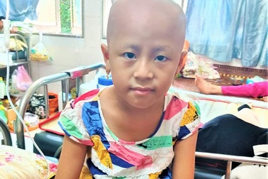 Xót thương bé gái xinh xắn 6 năm trời lấy viện làm nhà vì bệnh hiểm nghèo