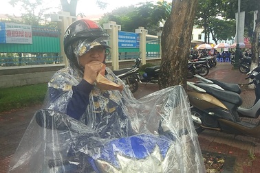 Phụ huynh “đội mưa” chờ con thi Văn