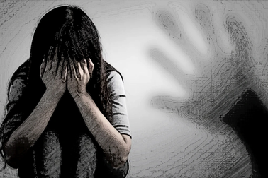 Cô giáo đấu trí suốt ba tháng để đưa cấp trên sàm sỡ con mình vào tù