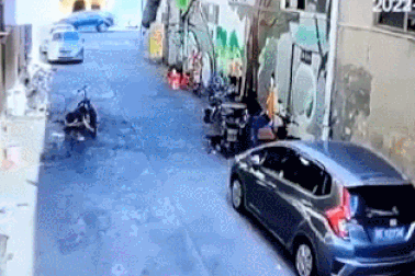 Khoảnh khắc xe điện đang sạc pin phát nổ kinh hoàng