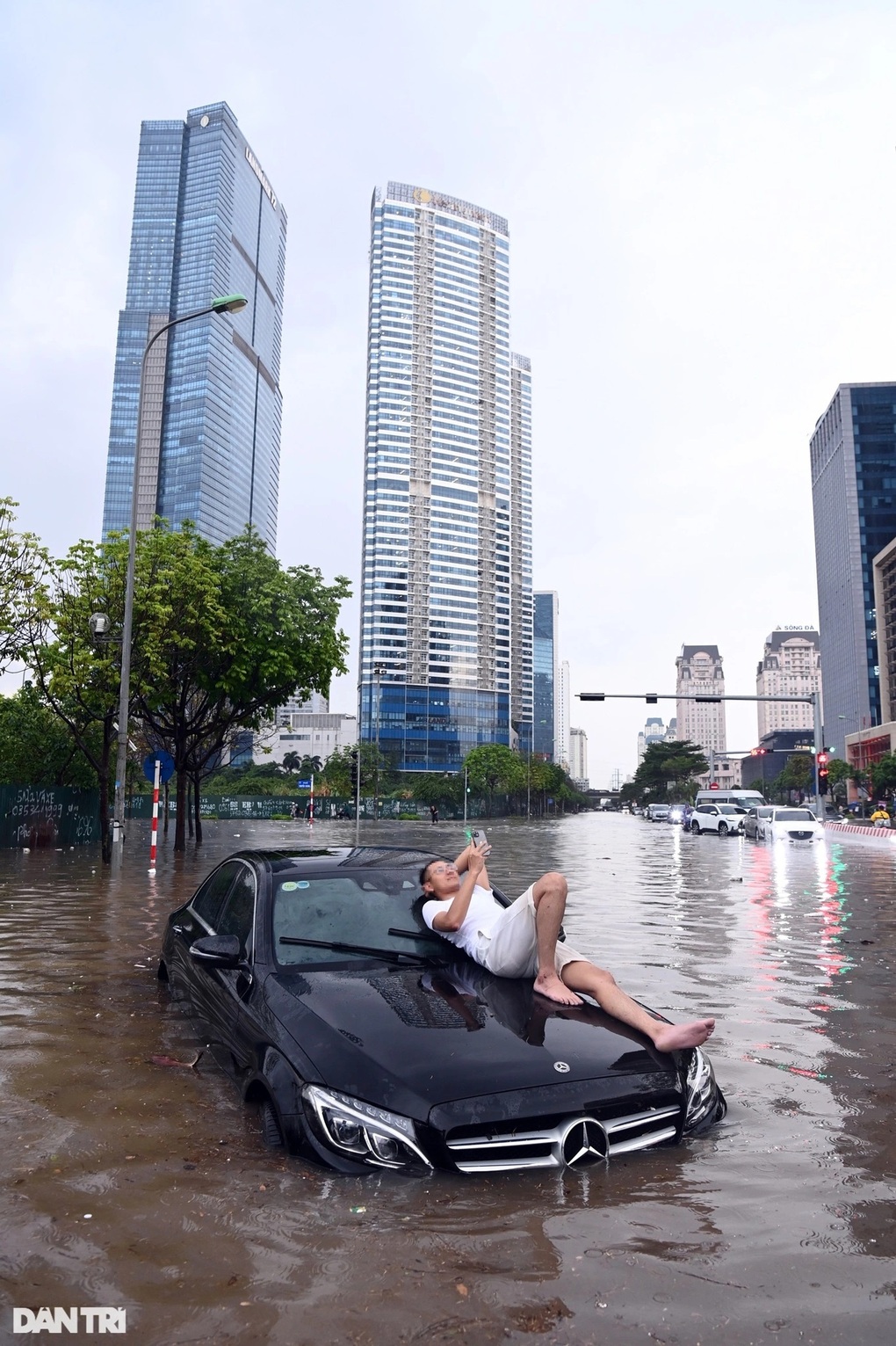 Hà Nội ngập mọi ngả: Người phụ nữ gây sốt khi ngồi trên ô tô gọi cứu hộ - 2 Hà Nội ngập mọi ngả: Người phụ nữ gây sốt khi ngồi trên ô tô gọi cứu hộ - 2