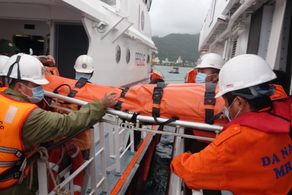 Vượt biển cứu thuyền trưởng gặp nạn trên tàu cá sắp chìm - 1