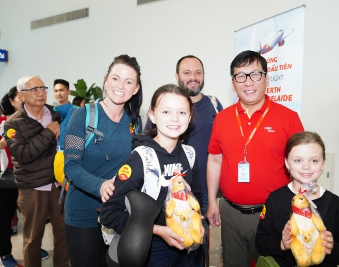 Tổng Giám đốc Vietjet Đinh Việt Phương chào đón những hành khách đầu tiên từ TP.HCM đi Perth, Adelaide
