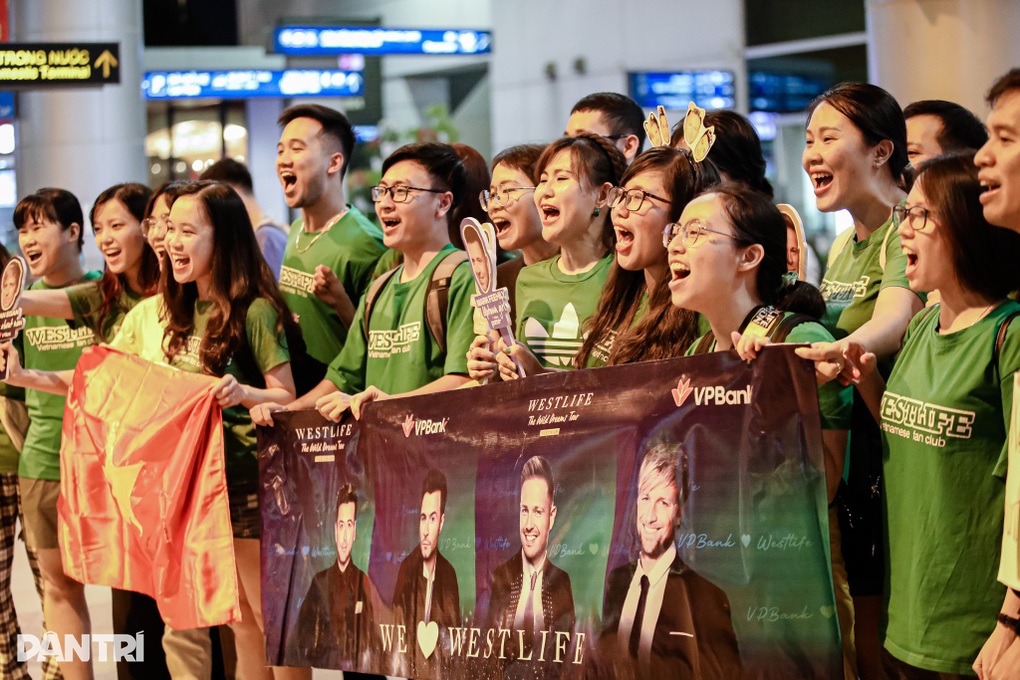 Westlife được bảo vệ nghiêm ngặt khi đến TPHCM, thân thiện chào fan Việt - 7 Westlife được bảo vệ nghiêm ngặt khi đến TPHCM, thân thiện chào fan Việt - 7