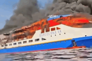 Indonesia: Tàu chở khách cháy dữ dội, hàng trăm người nhảy xuống biển