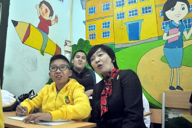 Phu nhân Thủ tướng Nhật Bản được em nhỏ tật nguyền tặng vòng đeo tay