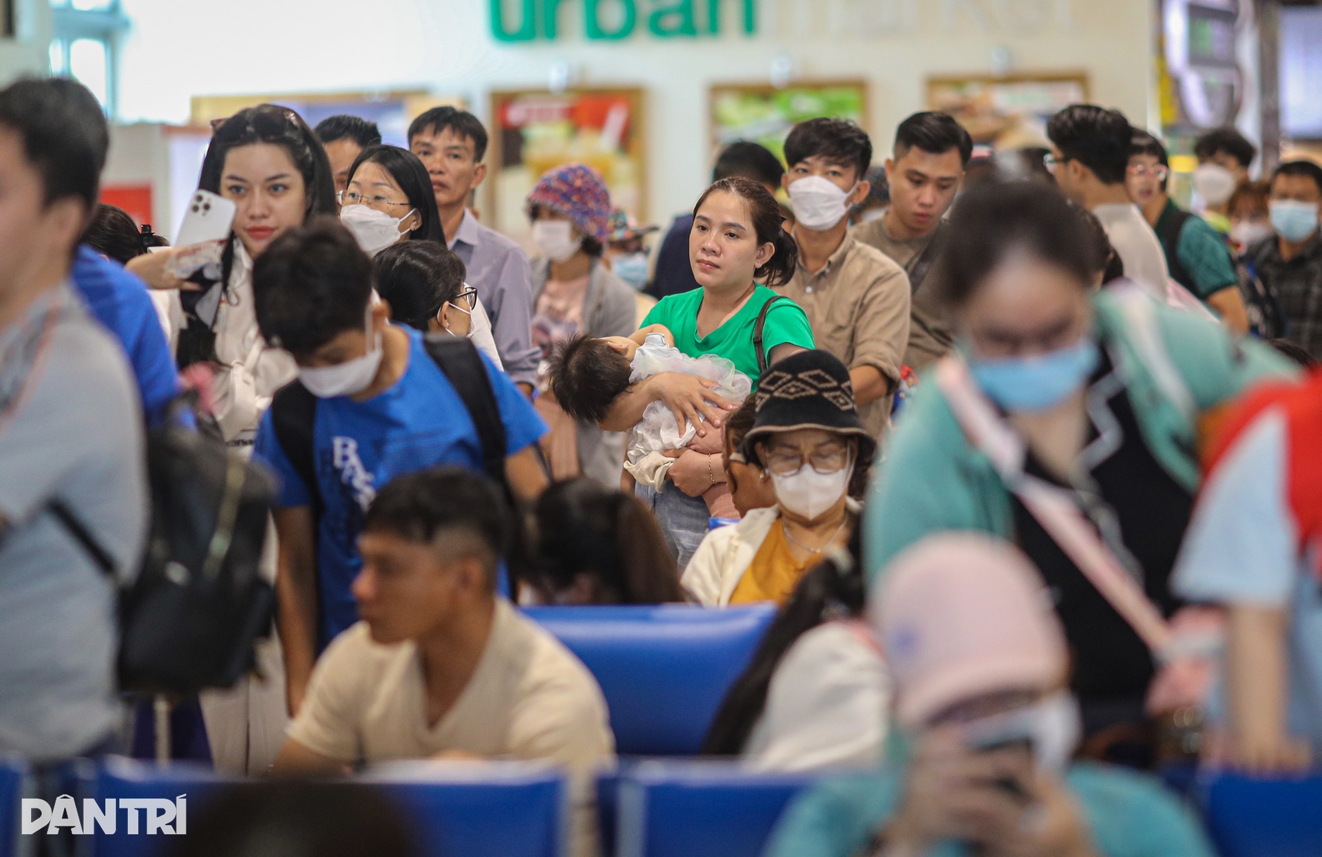 Bên trong phòng chờ sân bay Tân Sơn Nhất những ngày cận Tết - 12 Bên trong phòng chờ sân bay Tân Sơn Nhất những ngày cận Tết - 12