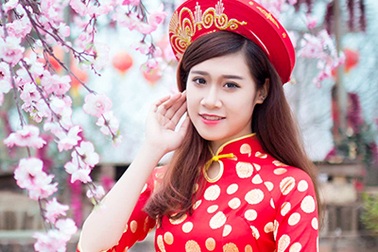 Nữ sinh 9X "dáng tựa người mẫu" khoe sắc trong vườn xuân