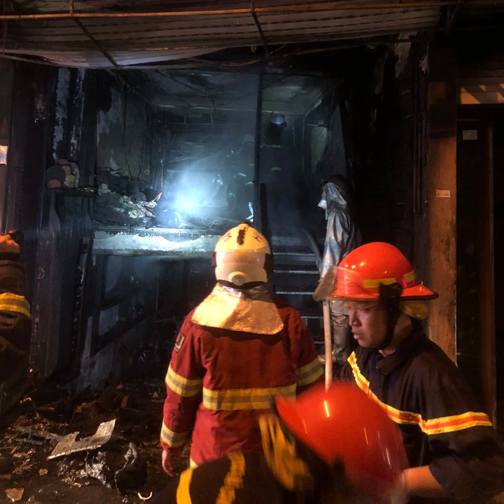 7 người thoát nạn trong vụ cháy ngôi nhà 4 tầng ở Hà Nội trong đêm - 2