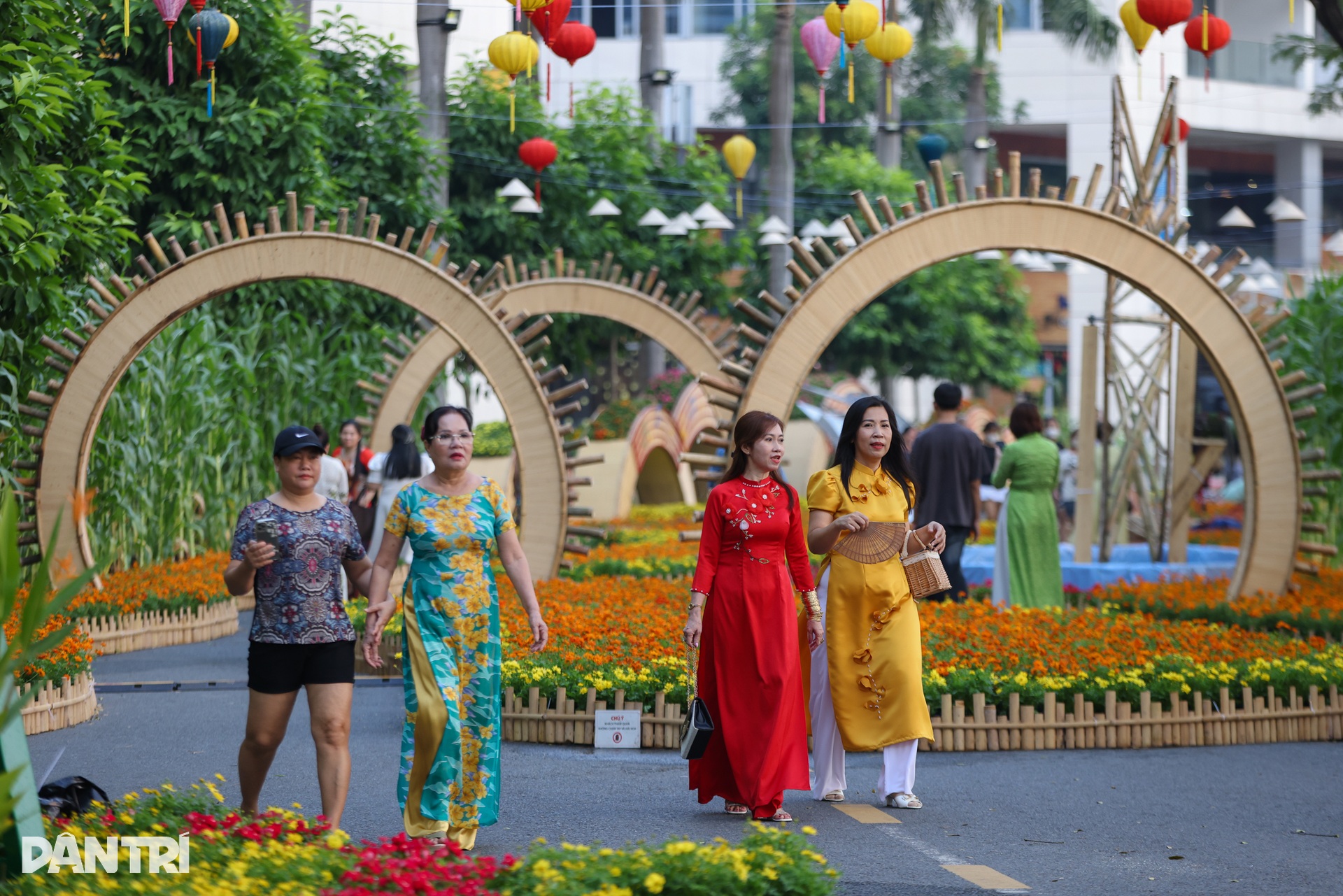 Ngắm linh vật kiểu xếp giấy ở đường hoa xuân khu nhà giàu Phú Mỹ Hưng - 8 Ngắm linh vật kiểu xếp giấy ở đường hoa xuân khu nhà giàu Phú Mỹ Hưng - 8