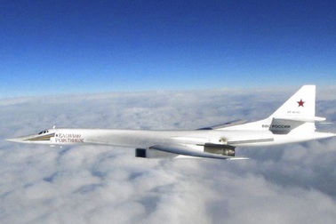 Cặp máy bay ném bom Tu-160 của Nga đại náo bờ biển Bắc Mỹ