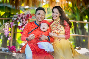 Khánh Thi - Phan Hiển du xuân cùng con trai