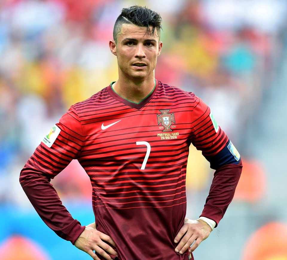 Những kiểu tóc lạ của C.Ronaldo khiến người hâm mộ nhớ mãi - 7 Những kiểu tóc lạ của C.Ronaldo khiến người hâm mộ nhớ mãi - 7