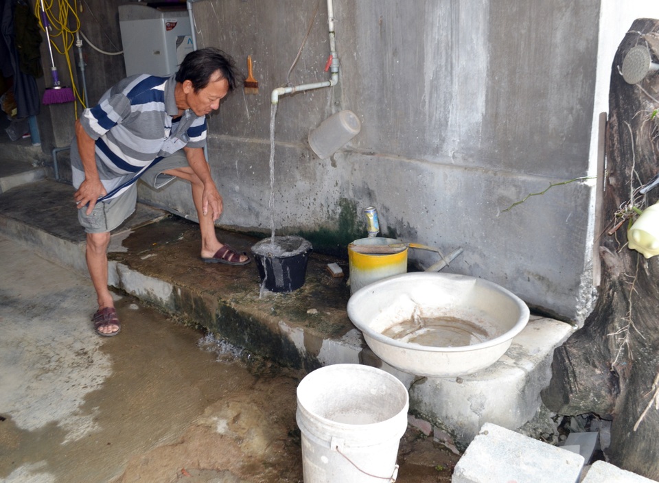 Phú Yên: Không có hệ thống nước sạch, dân “cắn răng” sử dụng nước nhiễm vôi - 4 Phú Yên: Không có hệ thống nước sạch, dân “cắn răng” sử dụng nước nhiễm vôi - 4