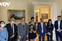 Các nghị sĩ Pháp trao đổi về việc tăng cường hợp tác với Việt Nam