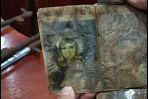 Tìm thấy nhiều hài cốt nghi là của liệt sĩ và di vật trong khu mộ tập thể