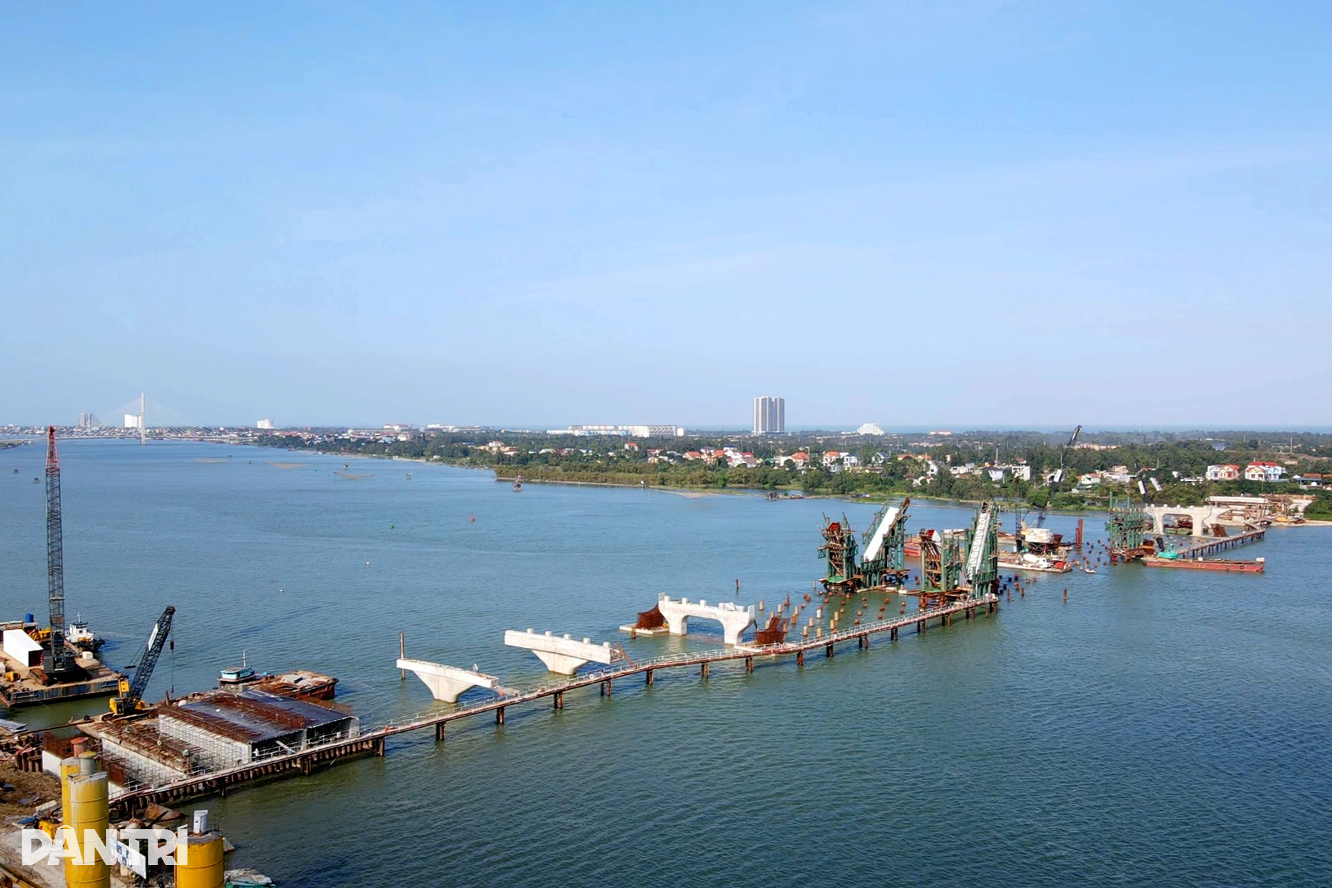 Đại công trường cầu 1.300 tỷ đồng bắc qua sông Nhật Lệ ở Quảng Bình - 1 Đại công trường cầu 1.300 tỷ đồng bắc qua sông Nhật Lệ ở Quảng Bình - 1