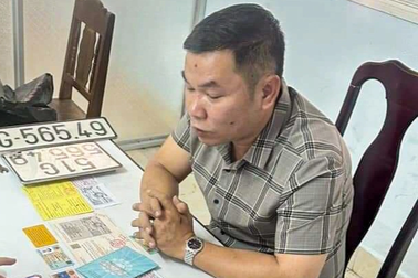 Tạm giữ đại tá công an rởm đi xe gắn biển xanh