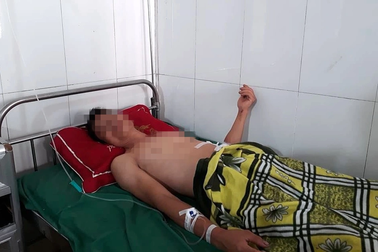 Đang ngủ thấy trời mưa, chàng trai dậy kiểm tra phòng thì bị sét đánh ngất