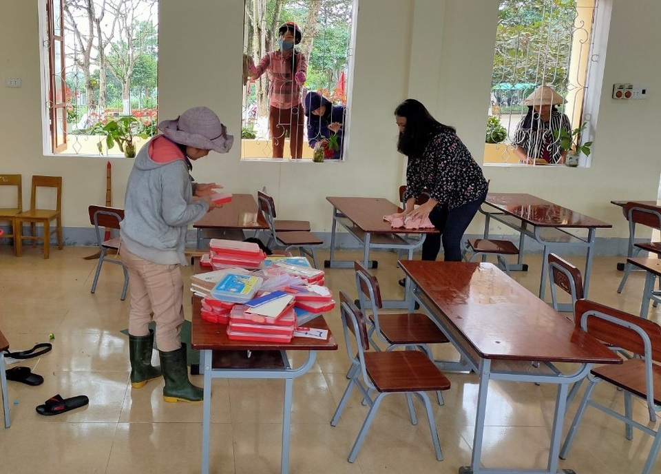 Hà Tĩnh: Giáo viên, phụ huynh hối hả dọn vệ sinh để đón học sinh trở lại - 1 Hà Tĩnh: Giáo viên, phụ huynh hối hả dọn vệ sinh để đón học sinh trở lại - 1