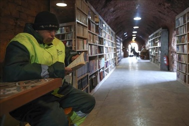 Nhặt sách ở bãi rác, công nhân vệ sinh tạo điều bất ngờ với mọi người