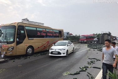 Xe tải đâm xe khách rồi lật trên cao tốc Nội Bài - Lào Cai