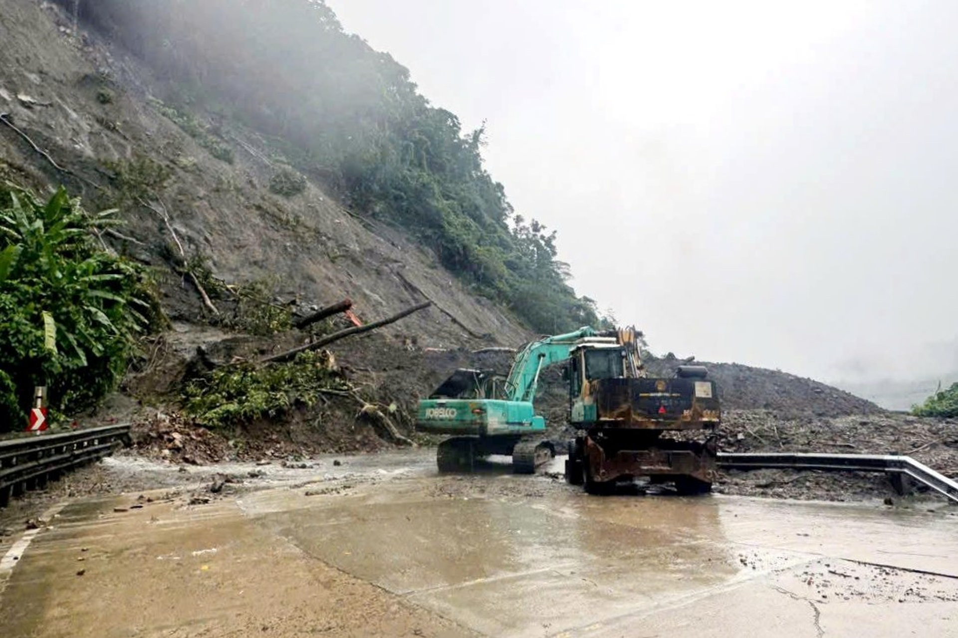 Lũ cuốn trôi cầu, nhấn chìm hàng trăm ngôi nhà ở miền Trung - 11