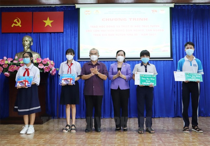 02-10-2021-trao-hoc-bong-va-thiet-bi-hoc-truc-tuyen-cho-con-hoi-vien-nong-dan-ngheo-can-ngheo-tai-huyen-nha-be-F508B40-details