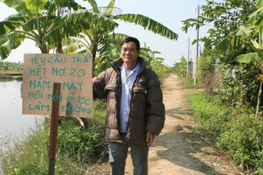 Dân dựng biển giữa đường đòi xã trả món nợ... 20 năm