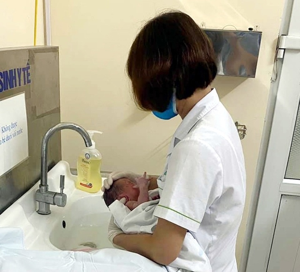 Một người xưng là ông ngoại xin nhận bé sơ sinh bị bỏ rơi trong khe tường - 1 Một người xưng là ông ngoại xin nhận bé sơ sinh bị bỏ rơi trong khe tường - 1