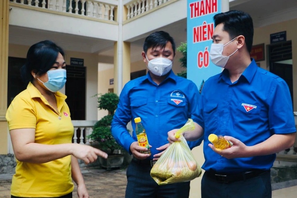 Trao 400 túi quà an sinh tới người dân, sinh viên ảnh hưởng dịch Covid-19 - 2 Trao 400 túi quà an sinh tới người dân, sinh viên ảnh hưởng dịch Covid-19 - 2