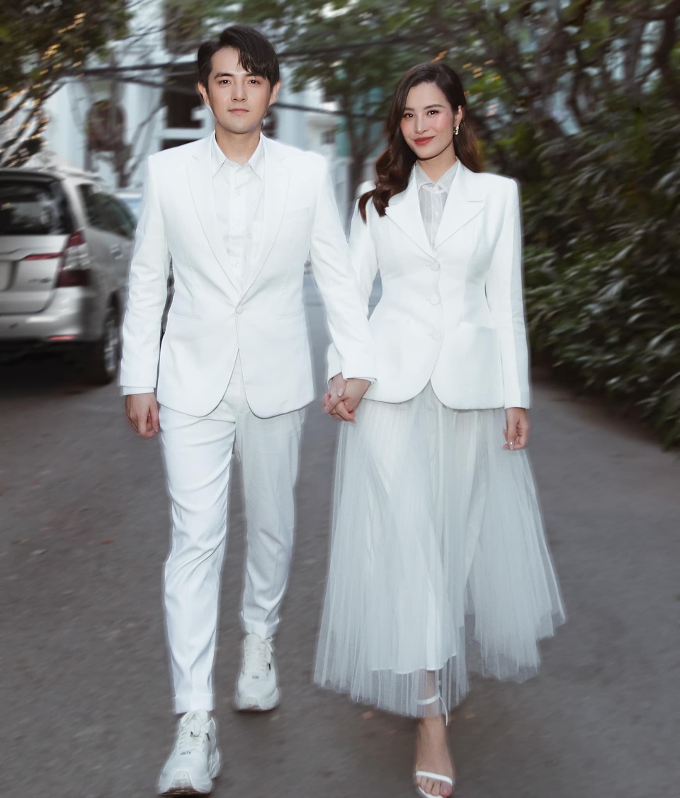 Đỗ Mỹ Linh, Vũ Ngọc Anh… bị soi vì trang phục phản cảm - 4 Đỗ Mỹ Linh, Vũ Ngọc Anh… bị soi vì trang phục phản cảm - 4