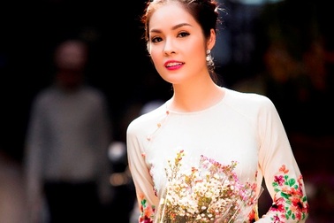 Dương Cẩm Lynh e ấp trong tà áo dài du xuân