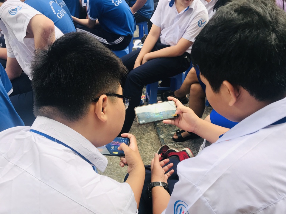Smartphone làm tê liệt học trò - 7 Smartphone làm tê liệt học trò - 7