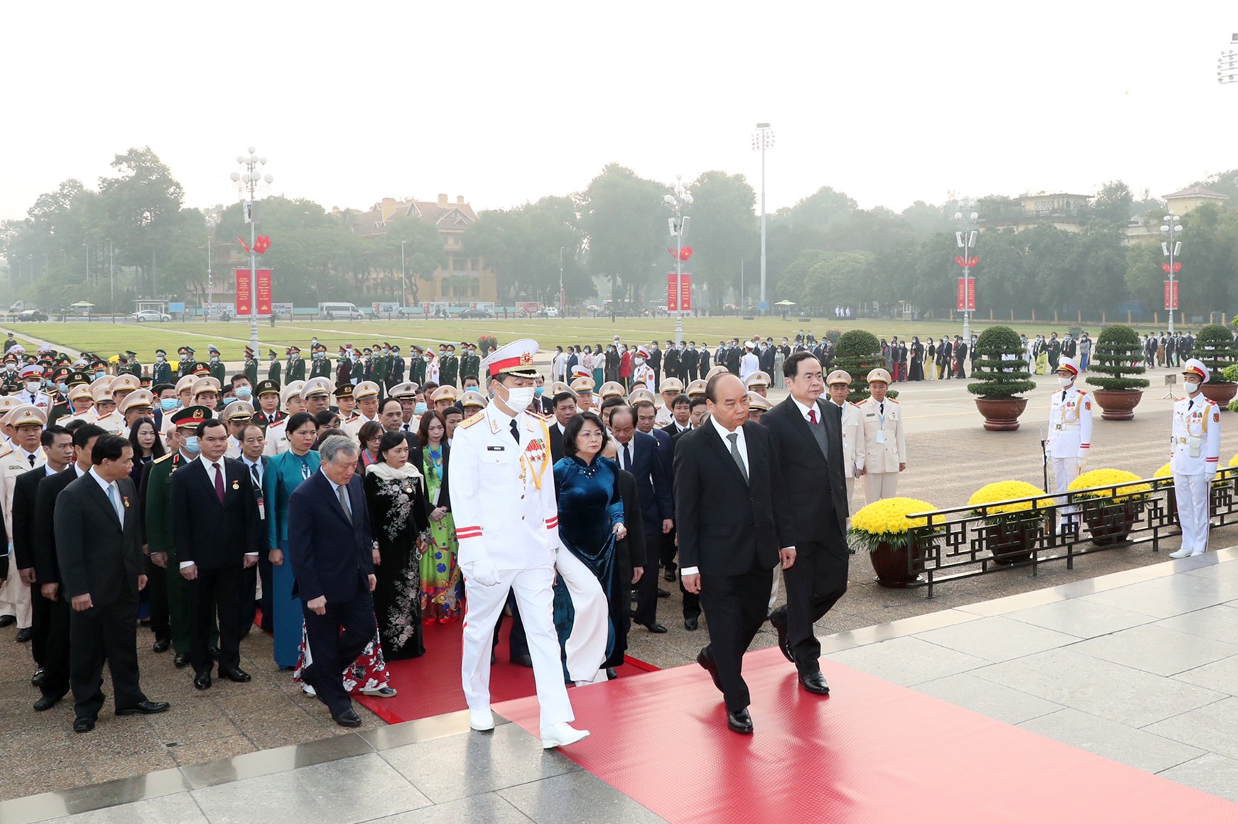 Đại biểu ĐH thi đua yêu nước toàn quốc vào Lăng viếng Chủ tịch Hồ Chí Minh - 3 Đại biểu ĐH thi đua yêu nước toàn quốc vào Lăng viếng Chủ tịch Hồ Chí Minh - 3