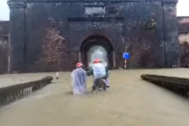 Clip bác bảo vệ dân phố túc trực cõng người vượt nước lũ ở Huế gây cảm động