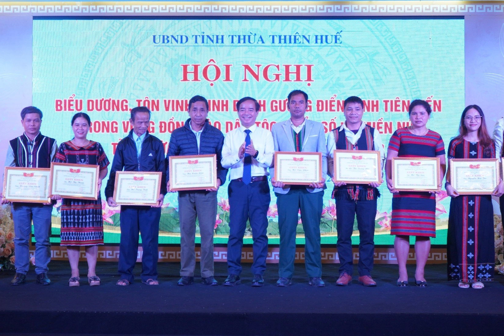 Biểu dương 48 gương điển hình vùng đồng bào dân tộc miền núi Thừa Thiên Huế - 1 Biểu dương 48 gương điển hình vùng đồng bào dân tộc miền núi Thừa Thiên Huế - 1