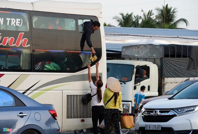 Gian nan cảnh người dân trở lại TP đi làm sau Tết - Ảnh 7.